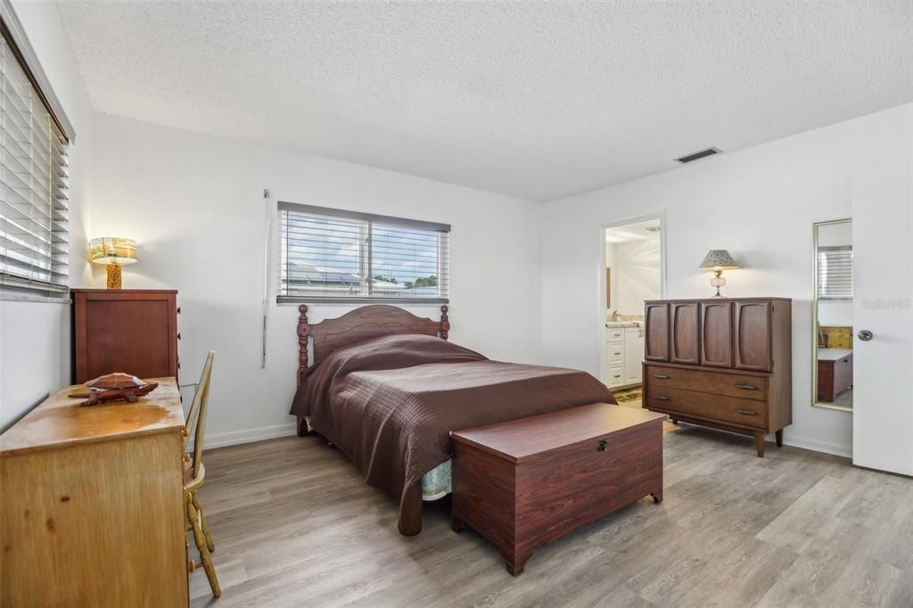 For Sale: $249,000 (2 beds, 2 baths, 1125 Square Feet)