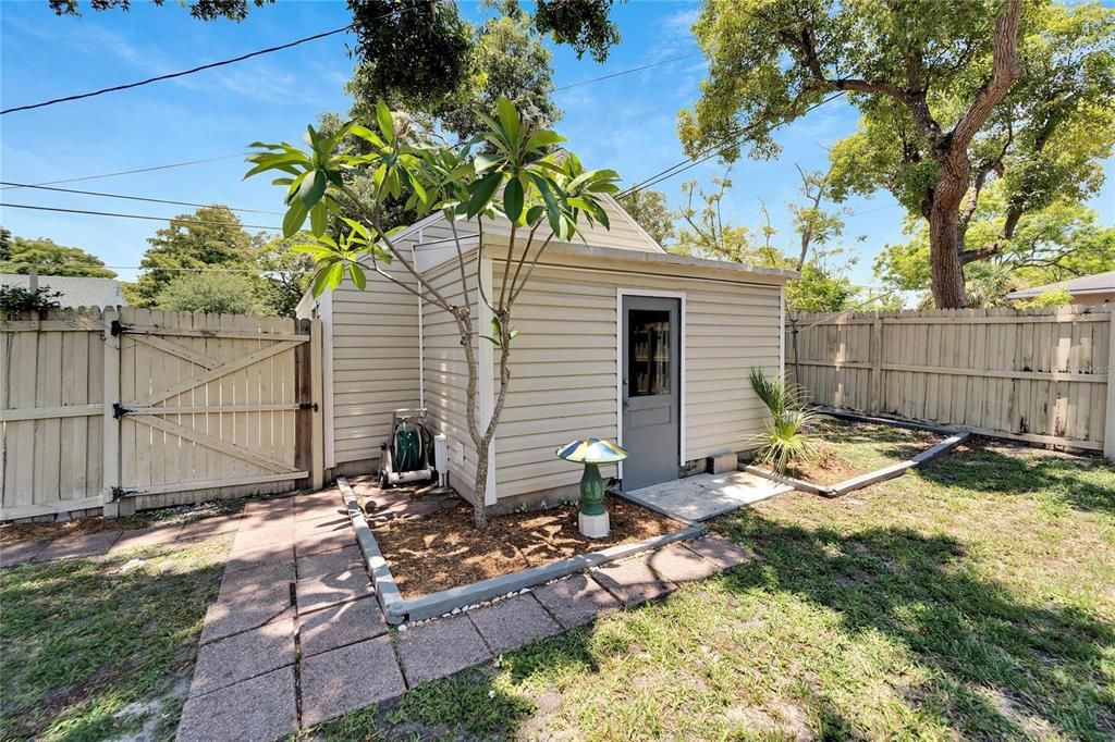 Laundry room with separate entrance