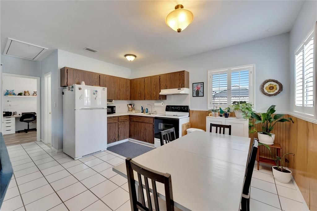 Full Kitchen with dining area