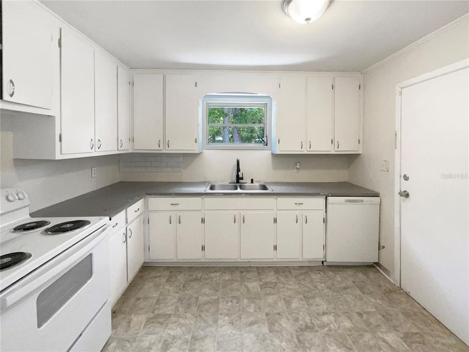 For Sale: $196,000 (2 beds, 1 baths, 912 Square Feet)