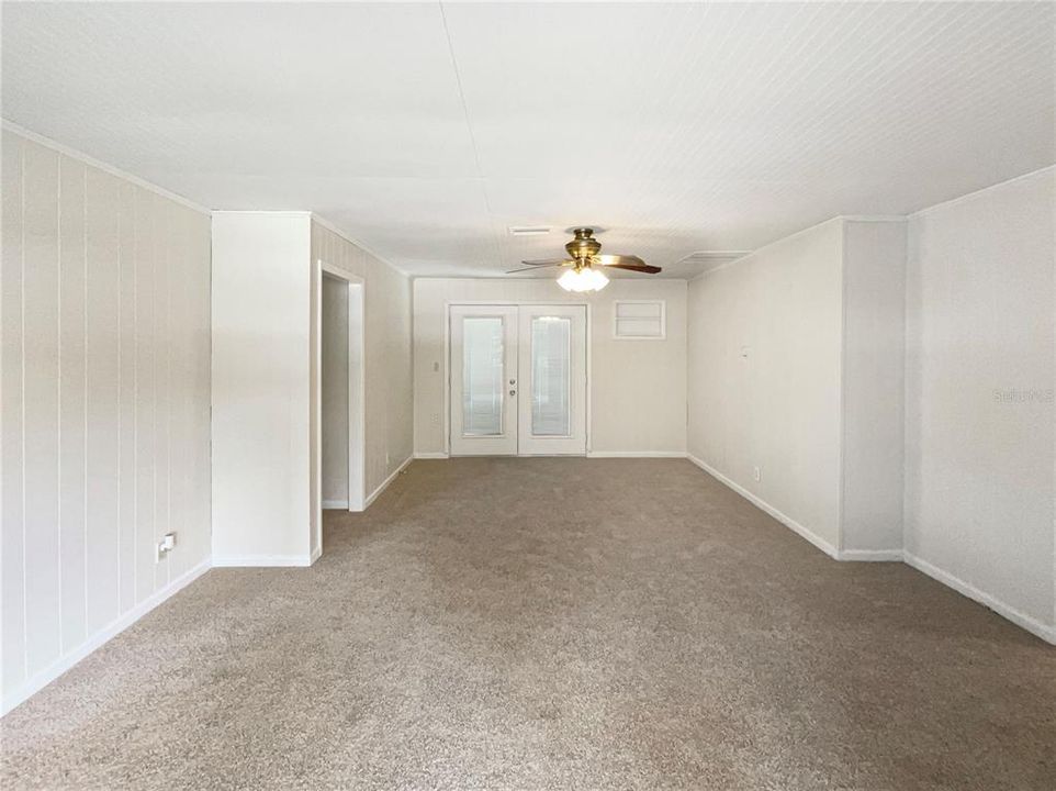For Sale: $200,000 (2 beds, 1 baths, 912 Square Feet)