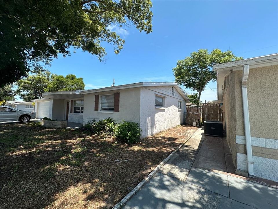 Active With Contract: $209,900 (2 beds, 1 baths, 1128 Square Feet)