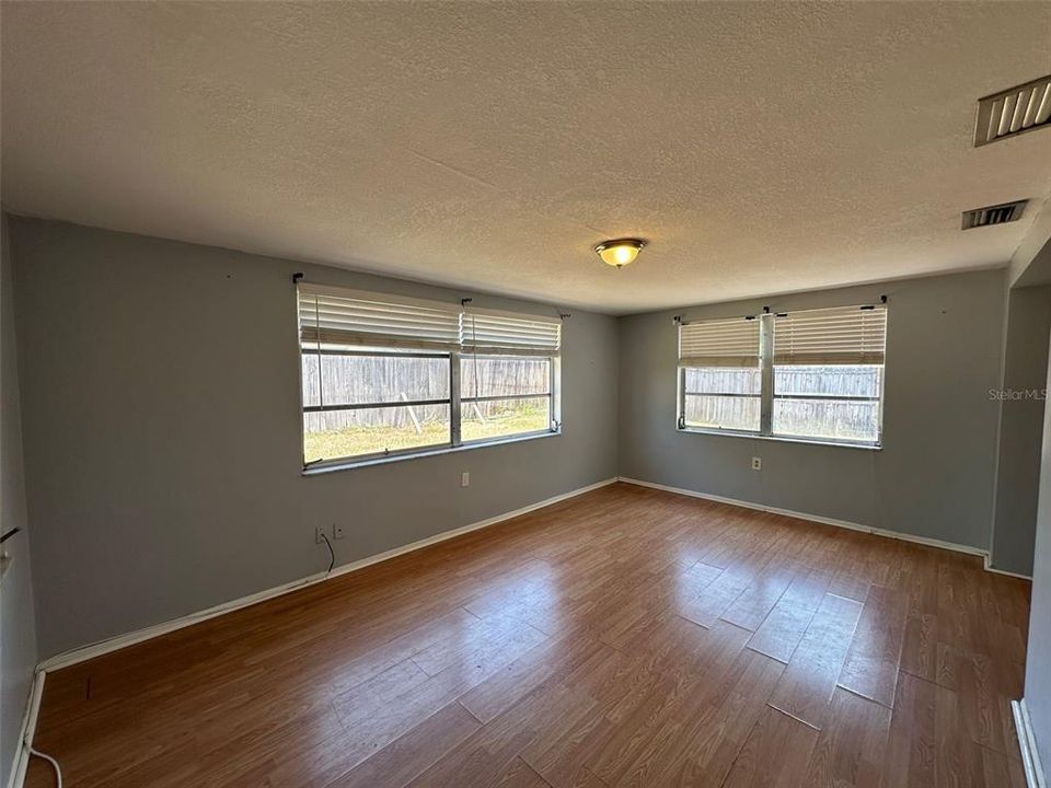 Active With Contract: $209,900 (2 beds, 1 baths, 1128 Square Feet)