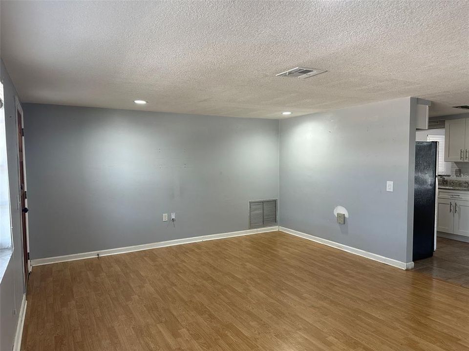 Active With Contract: $209,900 (2 beds, 1 baths, 1128 Square Feet)