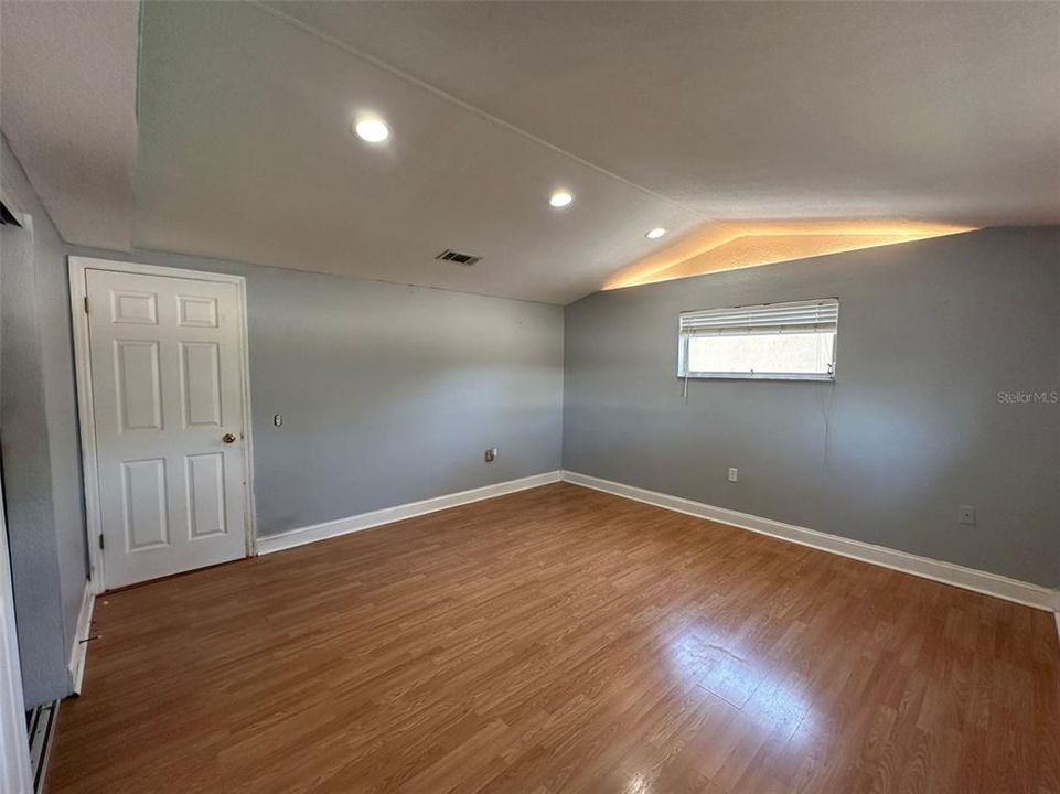 Active With Contract: $209,900 (2 beds, 1 baths, 1128 Square Feet)