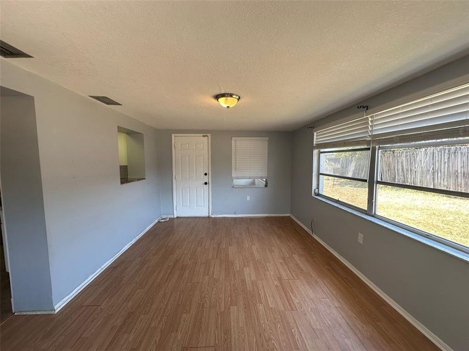 Active With Contract: $209,900 (2 beds, 1 baths, 1128 Square Feet)