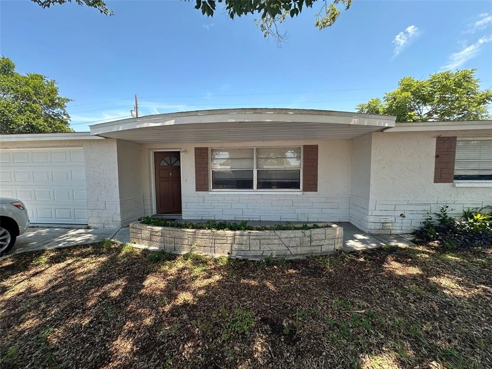 Active With Contract: $209,900 (2 beds, 1 baths, 1128 Square Feet)