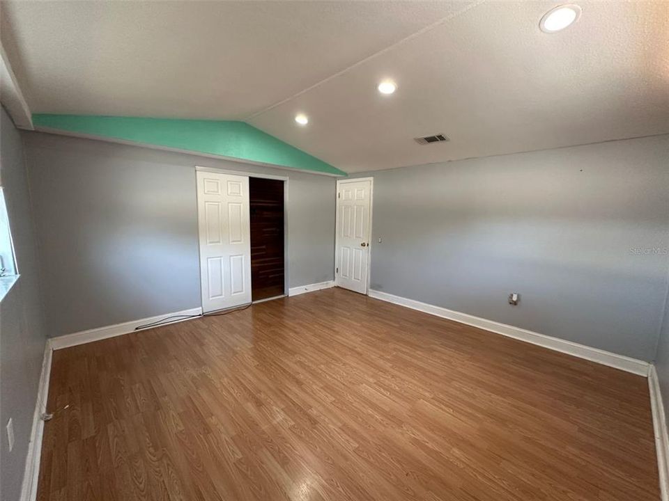 Active With Contract: $209,900 (2 beds, 1 baths, 1128 Square Feet)