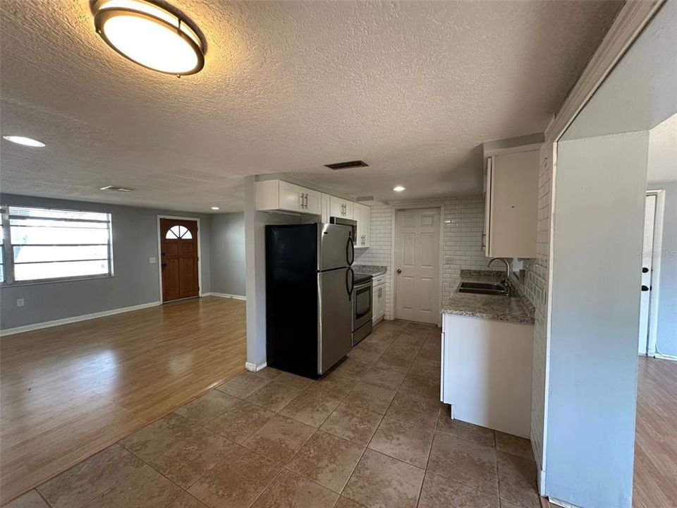 Active With Contract: $209,900 (2 beds, 1 baths, 1128 Square Feet)