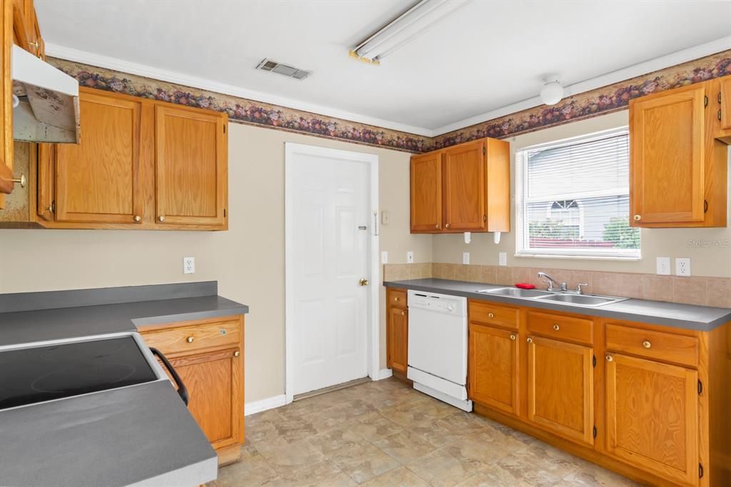 For Sale: $350,000 (3 beds, 2 baths, 1692 Square Feet)
