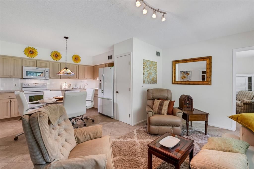 Active With Contract: $268,900 (2 beds, 2 baths, 1415 Square Feet)