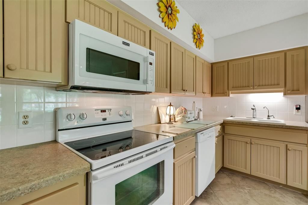 Active With Contract: $268,900 (2 beds, 2 baths, 1415 Square Feet)