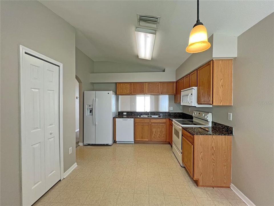 For Sale: $305,000 (3 beds, 2 baths, 1275 Square Feet)