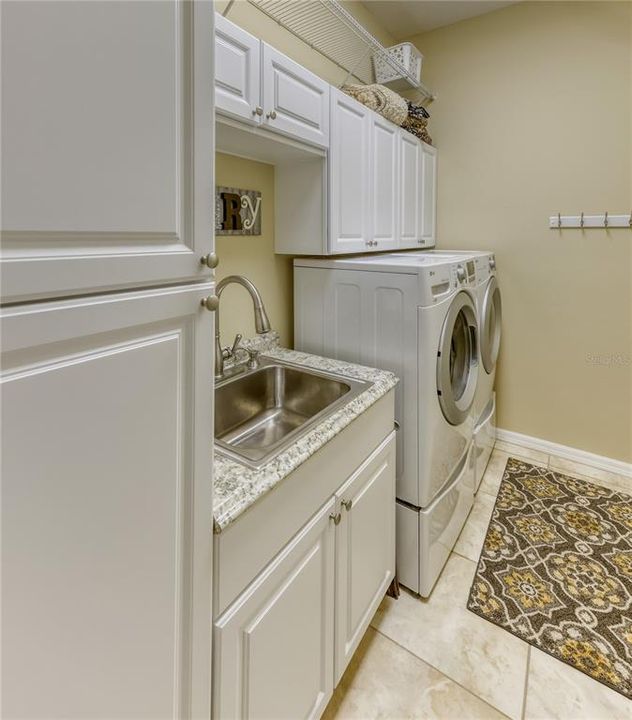 Laundry Room - Washer/Dryer Convey