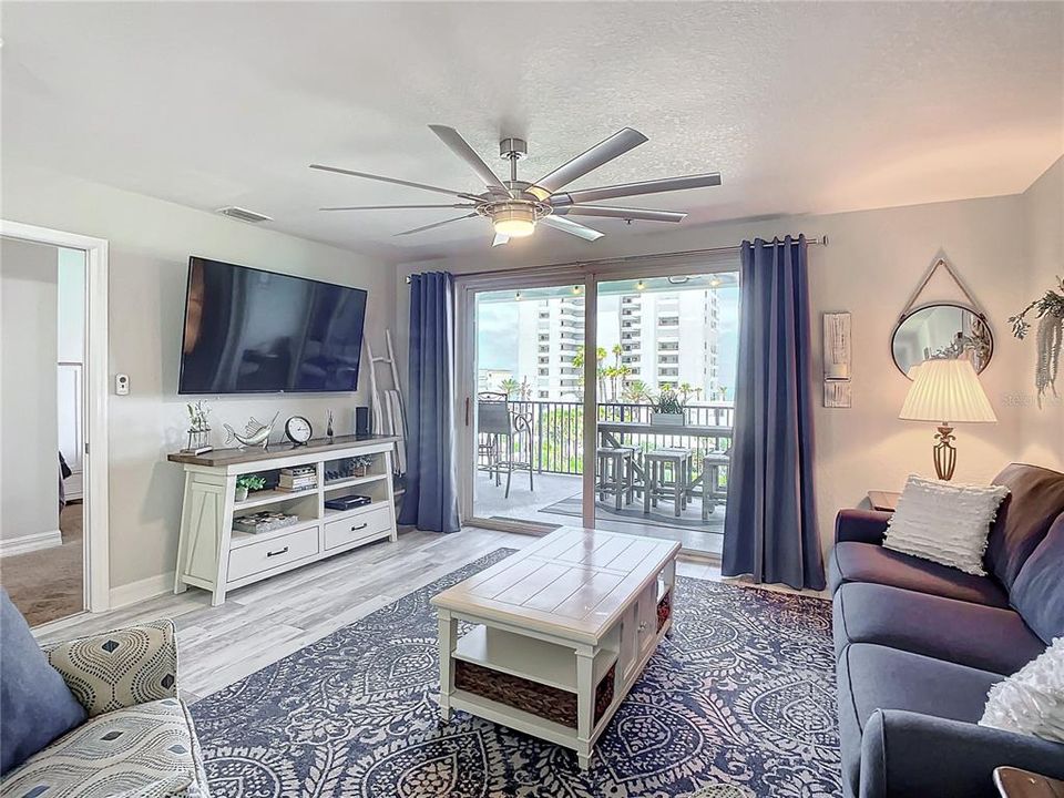 Active With Contract: $424,900 (2 beds, 2 baths, 1389 Square Feet)