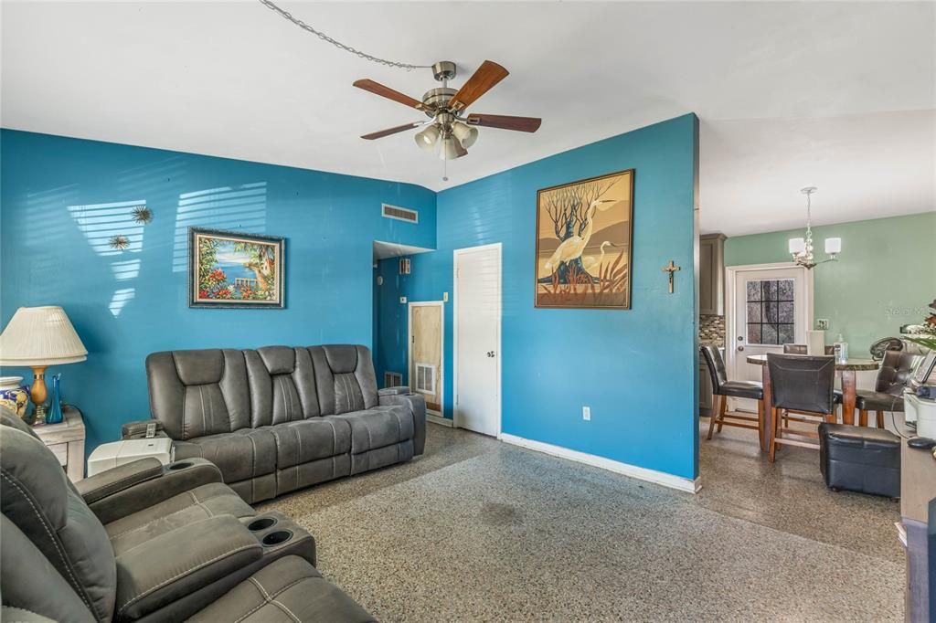 For Sale: $280,000 (3 beds, 1 baths, 1135 Square Feet)