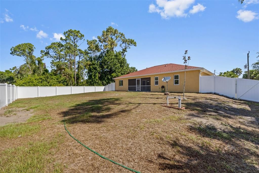 Active With Contract: $299,900 (3 beds, 2 baths, 1386 Square Feet)