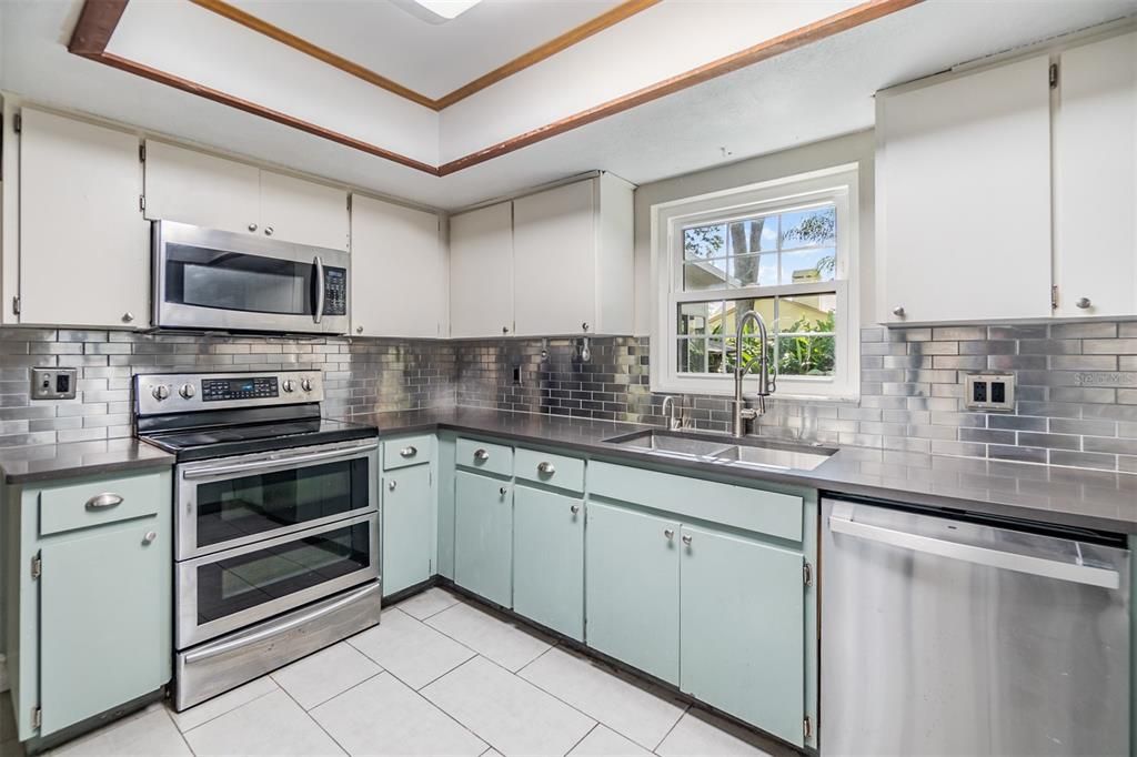 Active With Contract: $435,000 (3 beds, 2 baths, 2504 Square Feet)