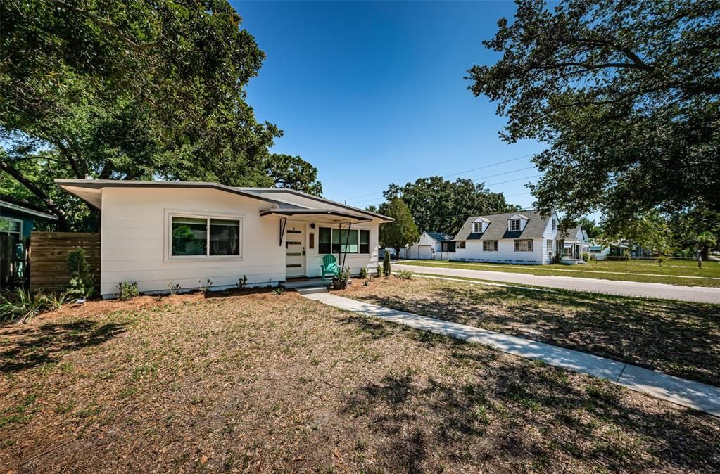 Active With Contract: $350,000 (2 beds, 1 baths, 836 Square Feet)