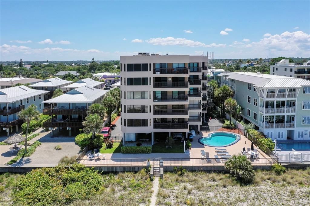 For Sale: $1,080,000 (2 beds, 2 baths, 1325 Square Feet)