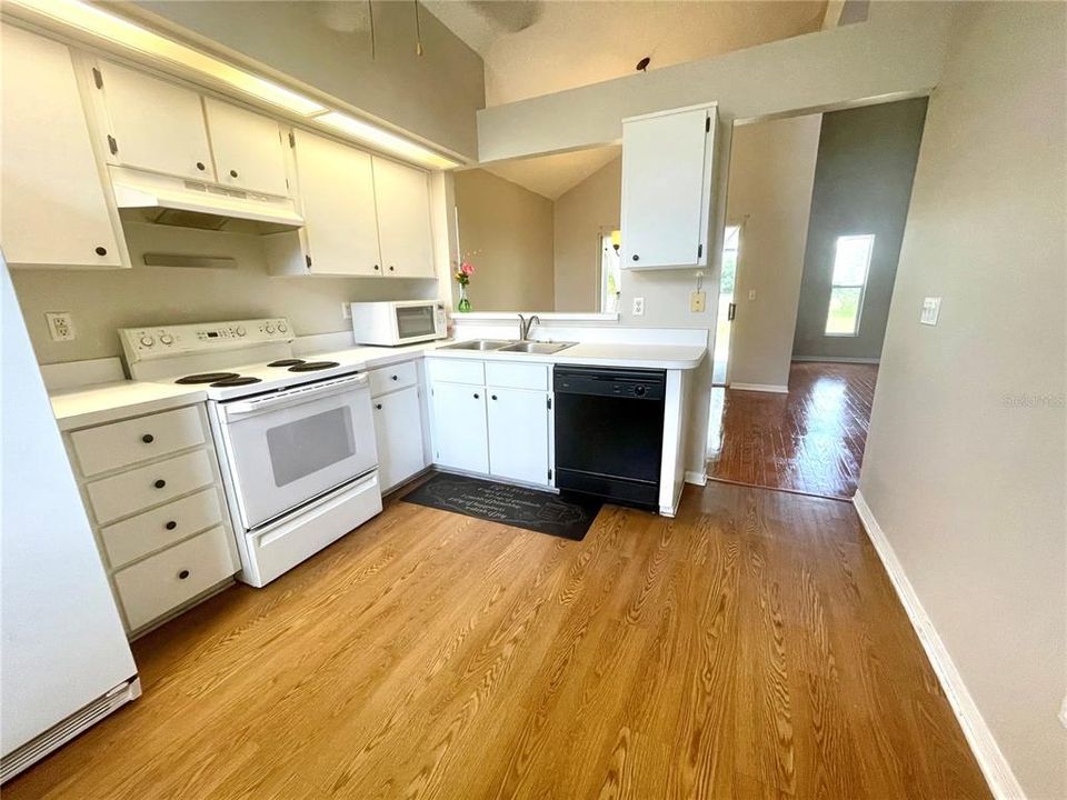 For Rent: $2,300 (3 beds, 2 baths, 1746 Square Feet)