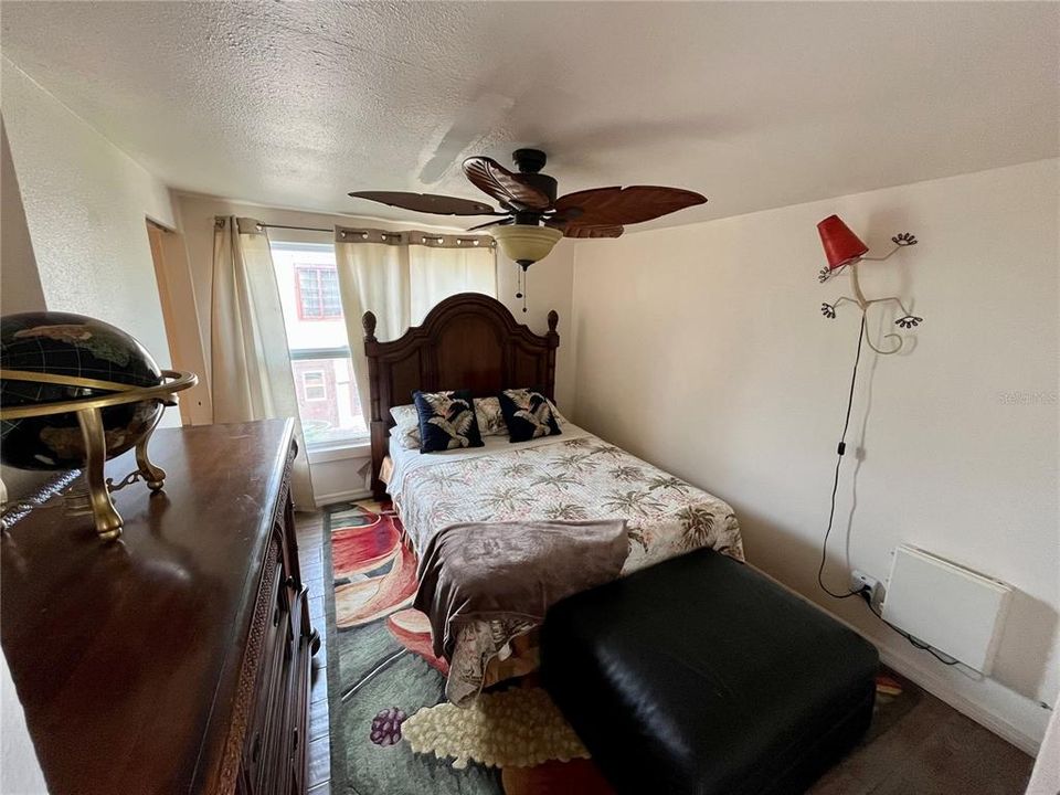 For Rent: $2,500 (2 beds, 1 baths, 975 Square Feet)