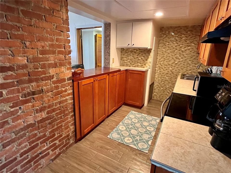 For Rent: $2,500 (2 beds, 1 baths, 975 Square Feet)