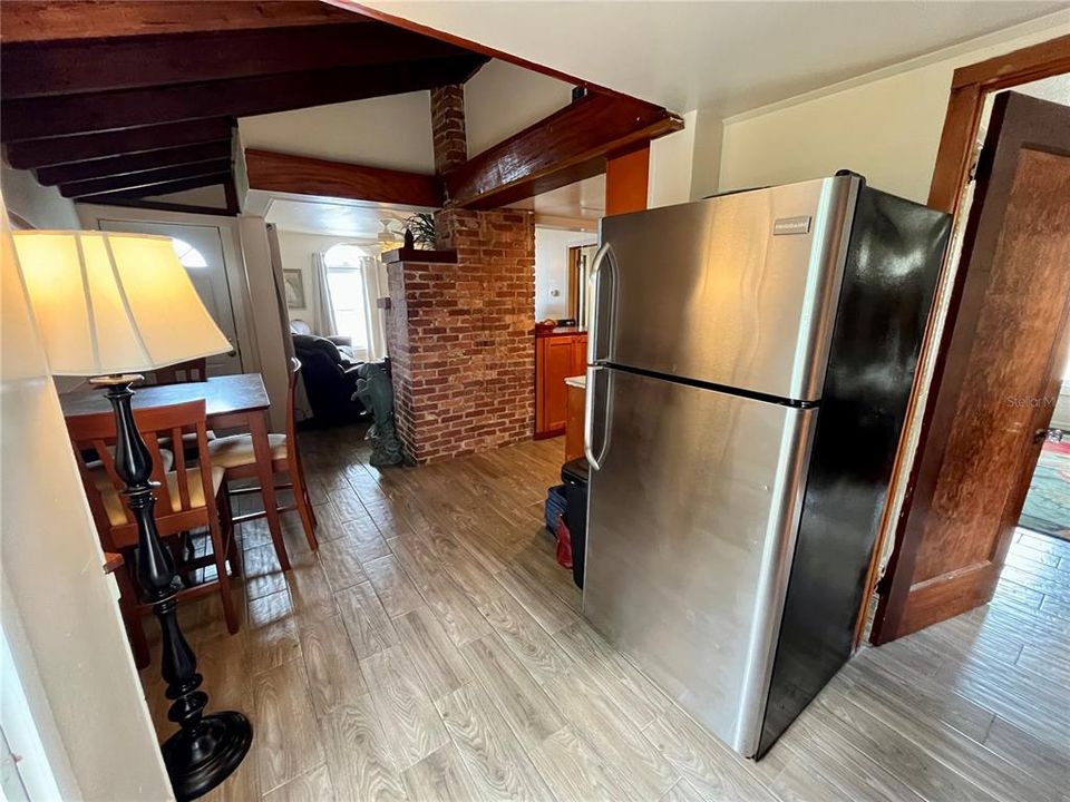 For Rent: $2,500 (2 beds, 1 baths, 975 Square Feet)