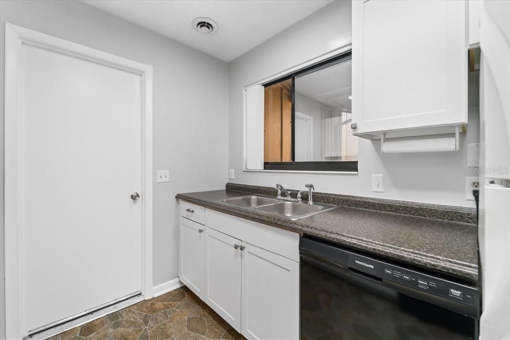 For Sale: $264,000 (2 beds, 2 baths, 904 Square Feet)