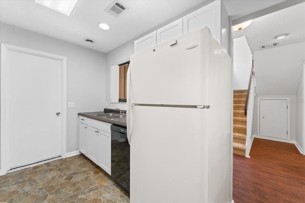 For Sale: $264,000 (2 beds, 2 baths, 904 Square Feet)