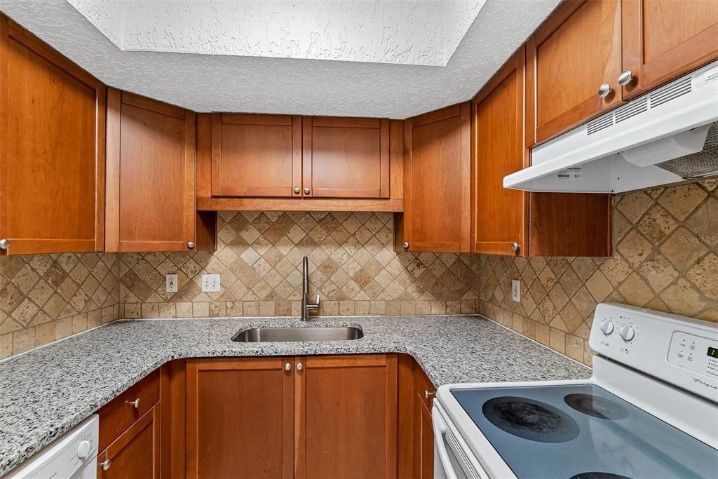 Recently Rented: $1,325 (1 beds, 1 baths, 750 Square Feet)