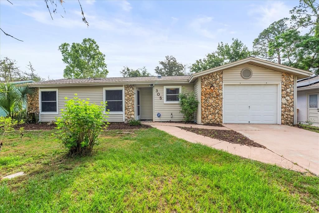 Active With Contract: $329,900 (3 beds, 2 baths, 1472 Square Feet)