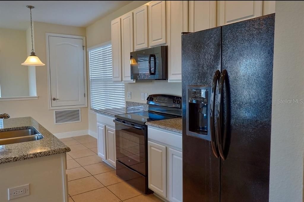 Active With Contract: $1,750 (1 beds, 1 baths, 756 Square Feet)