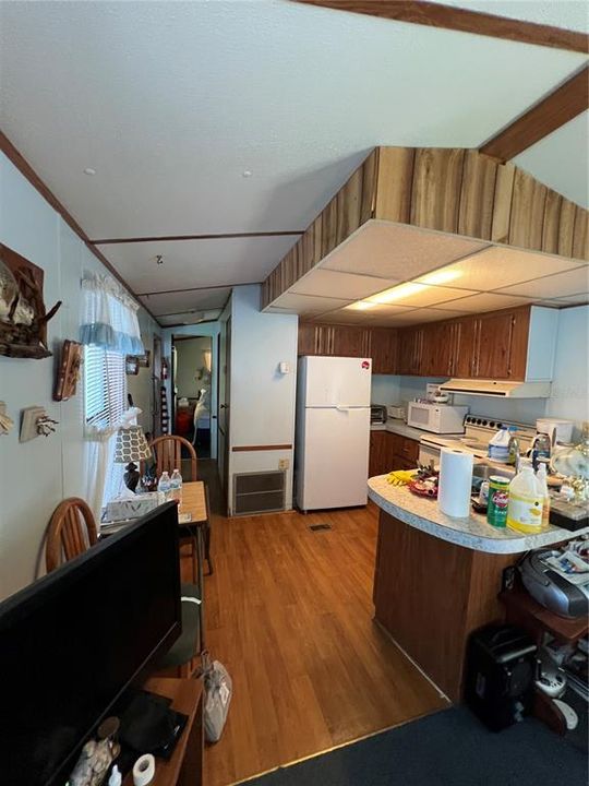 For Sale: $99,500 (1 beds, 1 baths, 401 Square Feet)