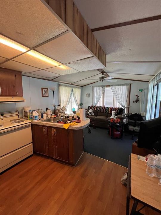 For Sale: $99,500 (1 beds, 1 baths, 401 Square Feet)