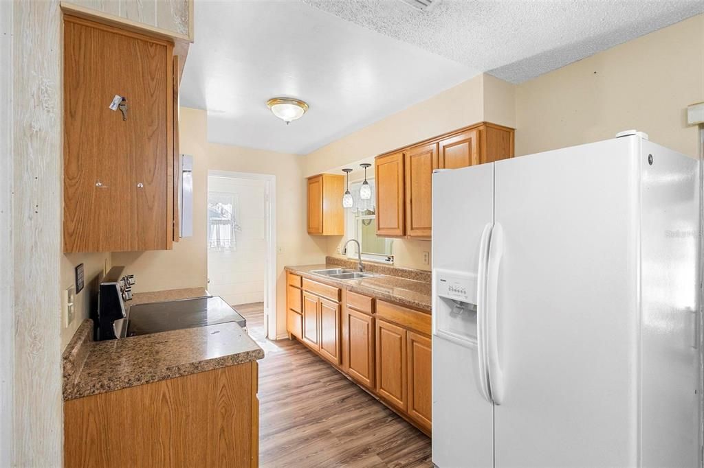 Active With Contract: $235,000 (2 beds, 1 baths, 1204 Square Feet)