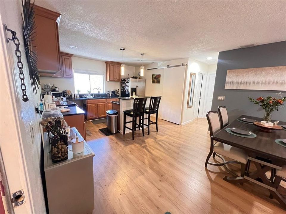 For Sale: $163,900 (2 beds, 2 baths, 1077 Square Feet)