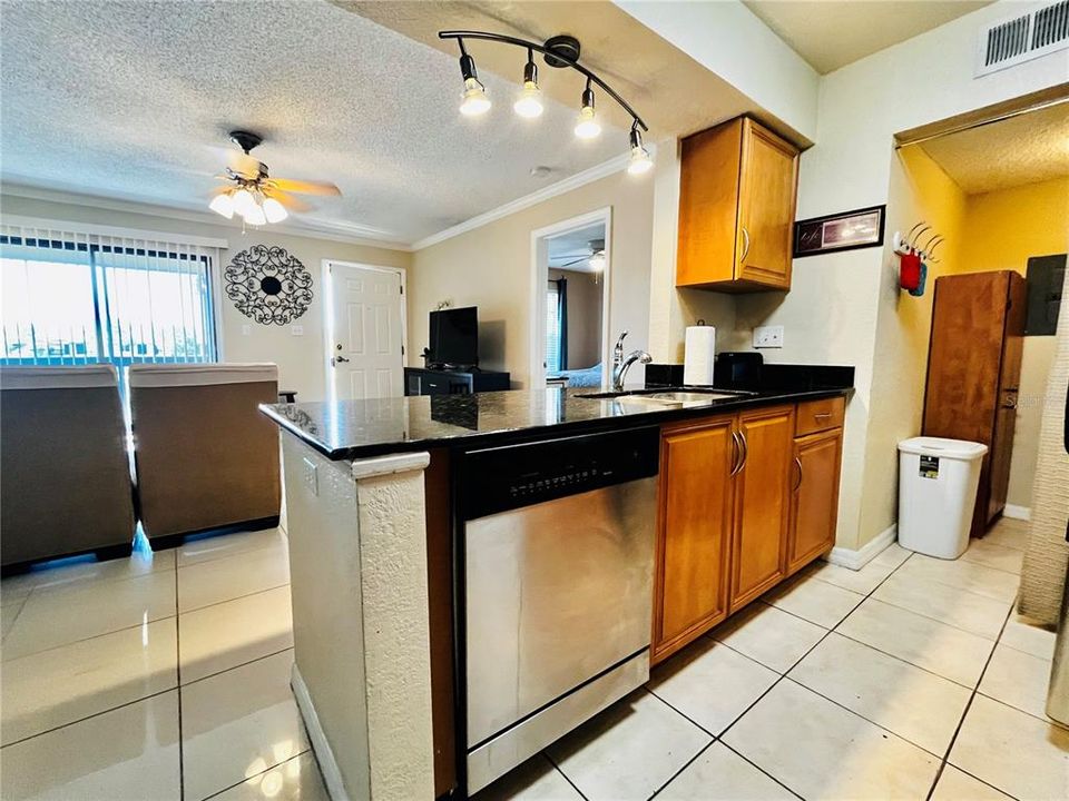 For Sale: $259,000 (2 beds, 2 baths, 948 Square Feet)