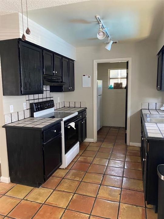 Recently Rented: $1,890 (2 beds, 1 baths, 1193 Square Feet)