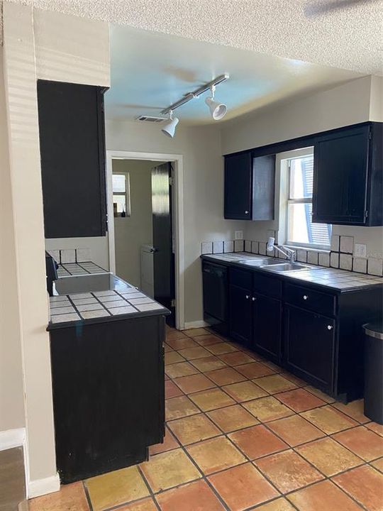 Recently Rented: $1,890 (2 beds, 1 baths, 1193 Square Feet)