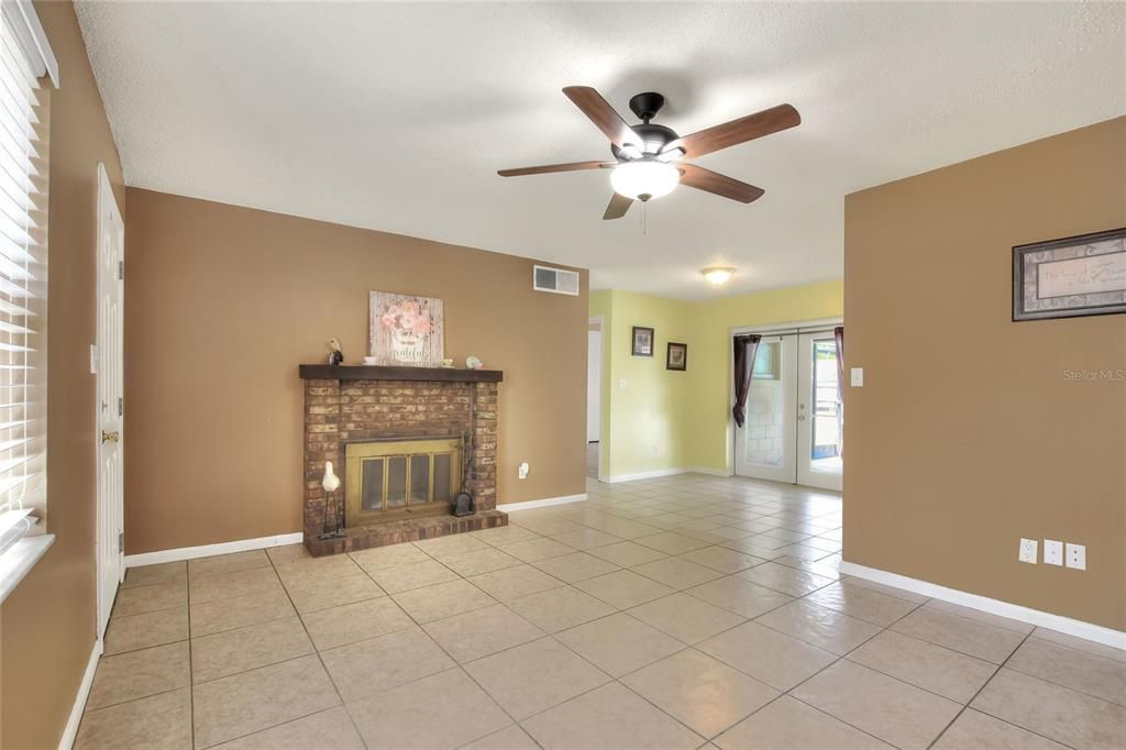 For Sale: $299,500 (3 beds, 2 baths, 990 Square Feet)