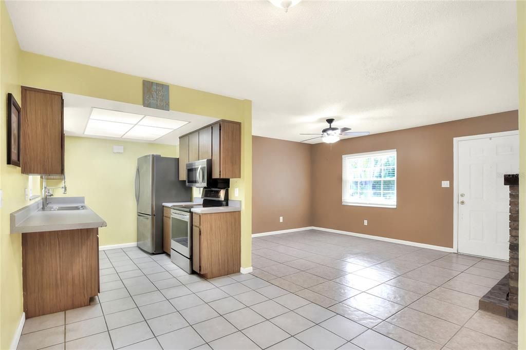 For Sale: $299,500 (3 beds, 2 baths, 990 Square Feet)