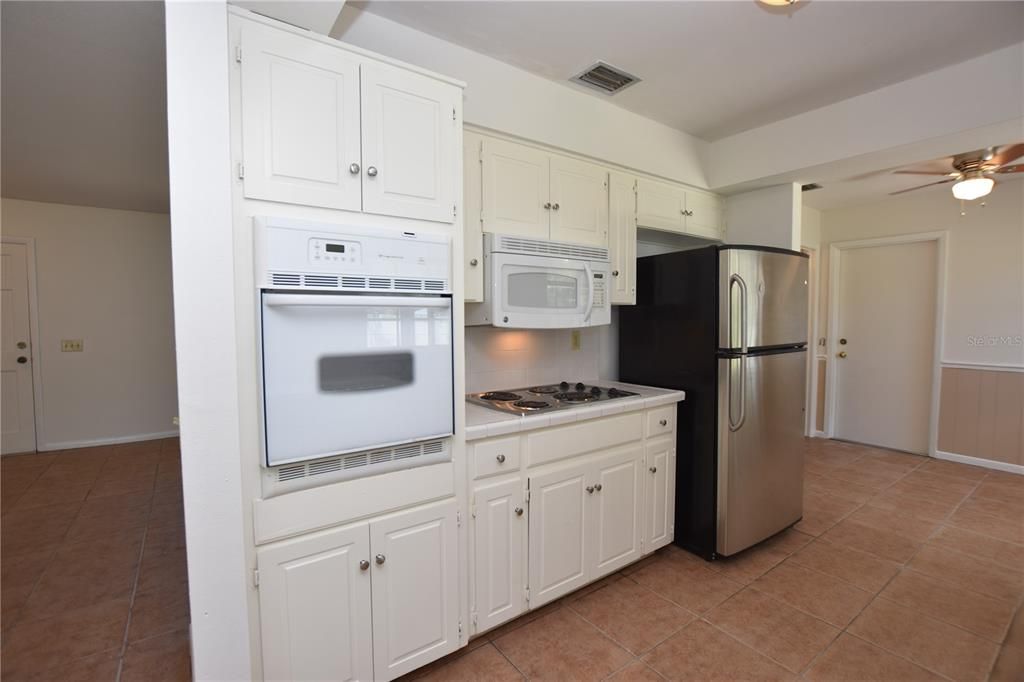 Active With Contract: $1,550 (2 beds, 2 baths, 1074 Square Feet)
