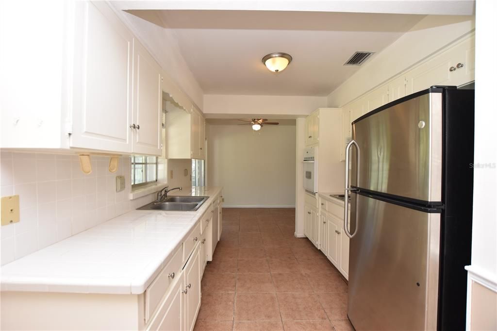 Active With Contract: $1,550 (2 beds, 2 baths, 1074 Square Feet)