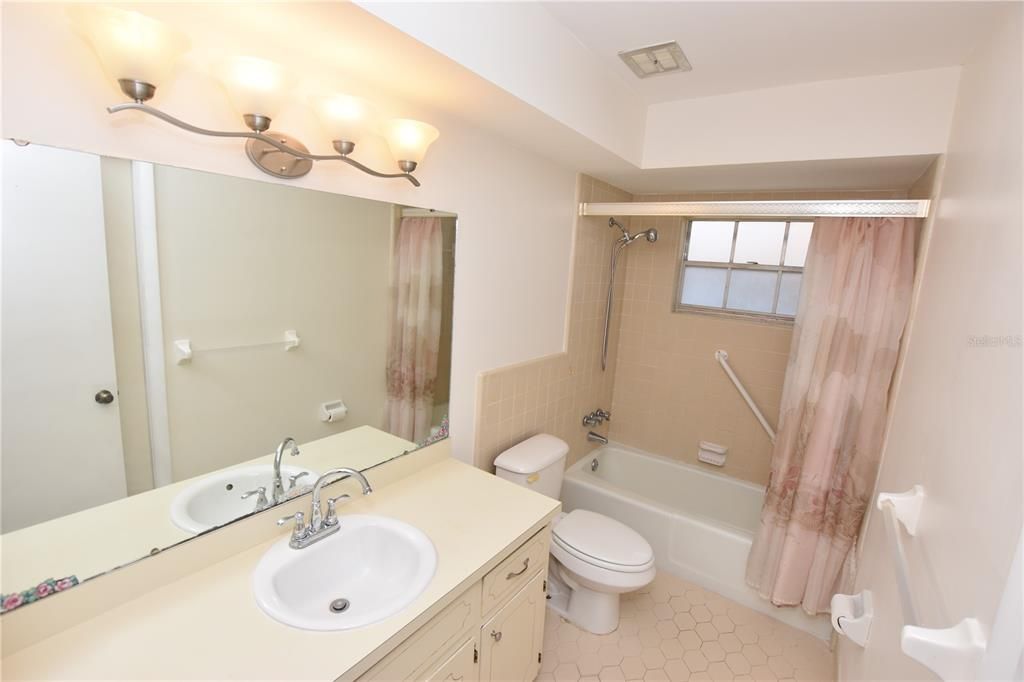 Active With Contract: $1,550 (2 beds, 2 baths, 1074 Square Feet)