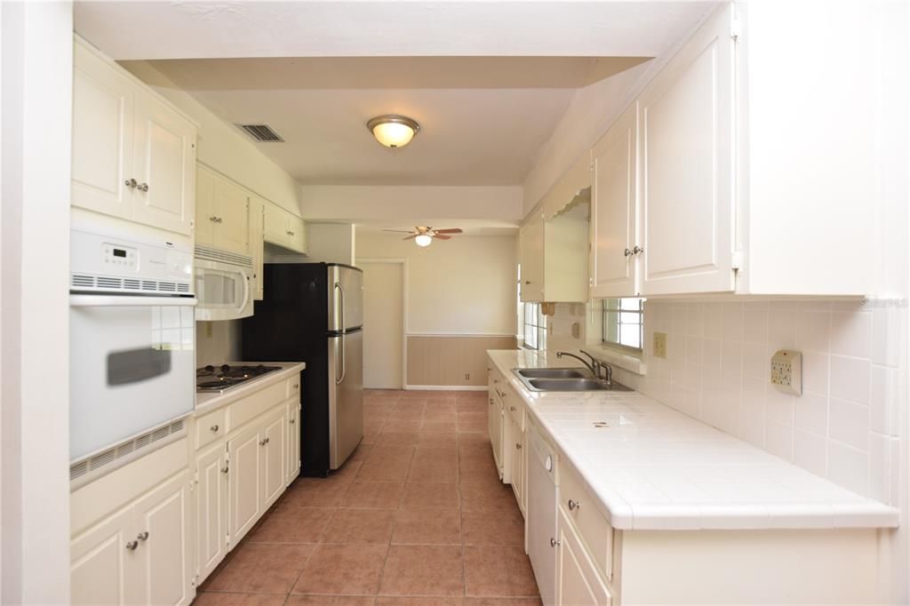 Active With Contract: $1,550 (2 beds, 2 baths, 1074 Square Feet)