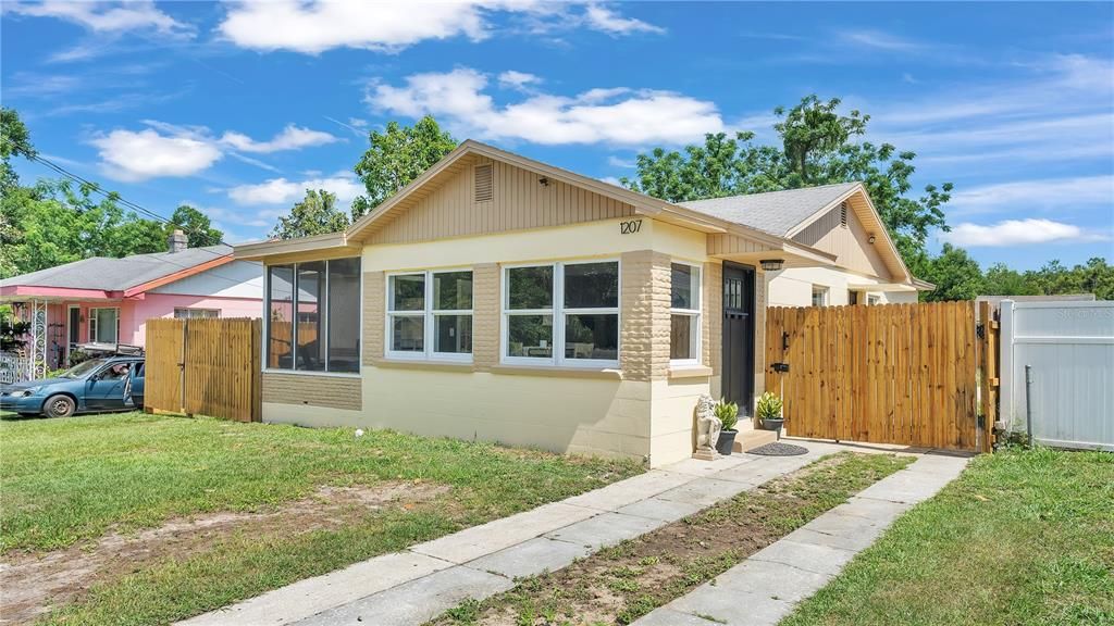 Recently Sold: $259,000 (3 beds, 2 baths, 1076 Square Feet)