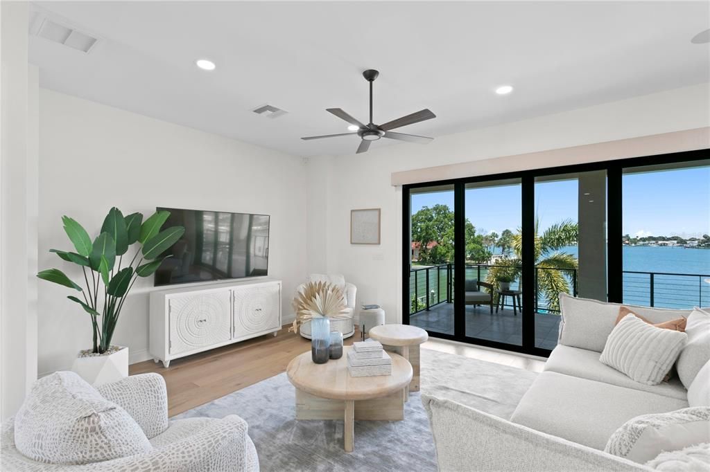 Recently Sold: $2,985,000 (4 beds, 3 baths, 2812 Square Feet)