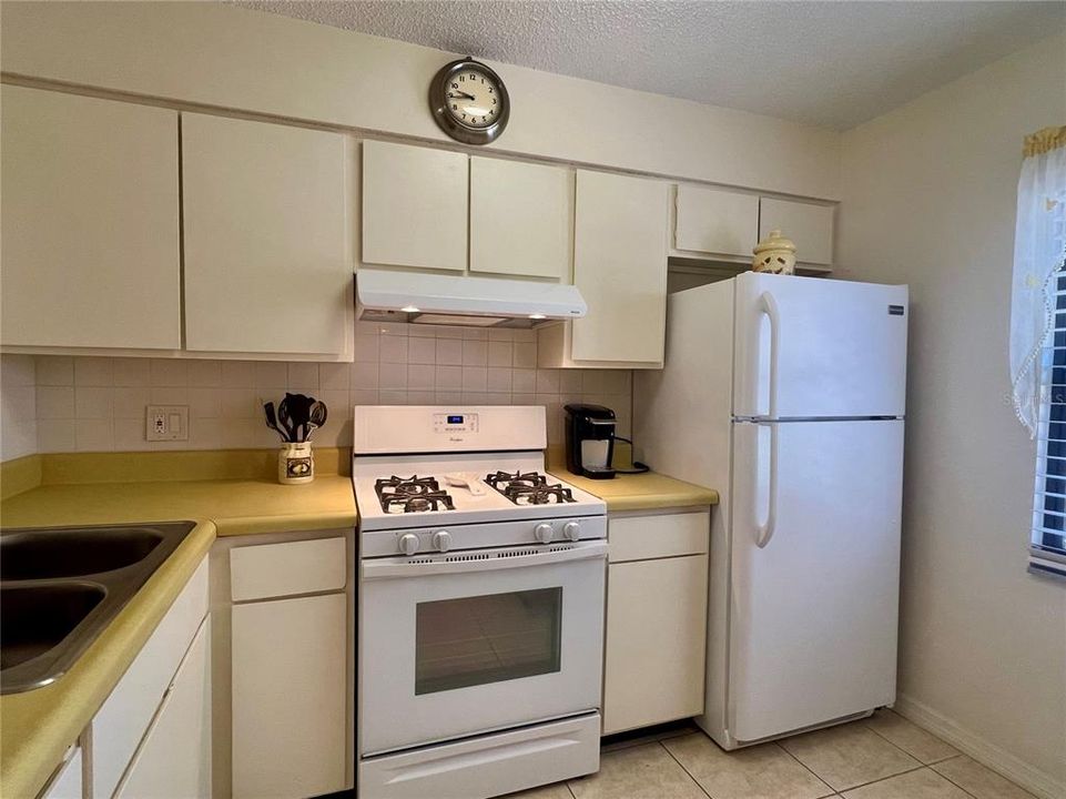 For Sale: $133,900 (1 beds, 1 baths, 646 Square Feet)