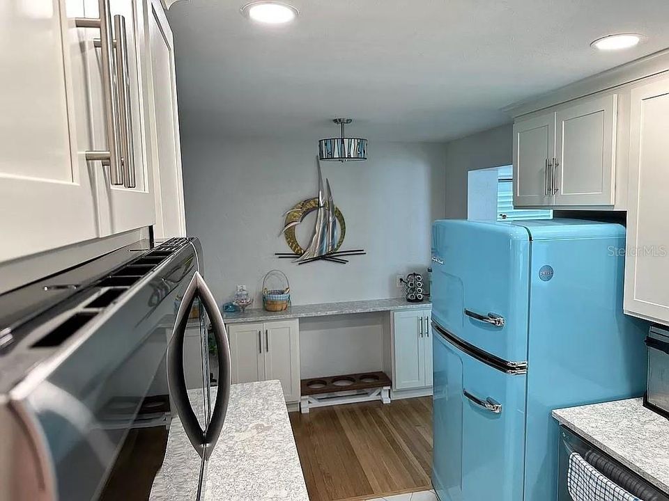 For Sale: $419,900 (2 beds, 1 baths, 864 Square Feet)